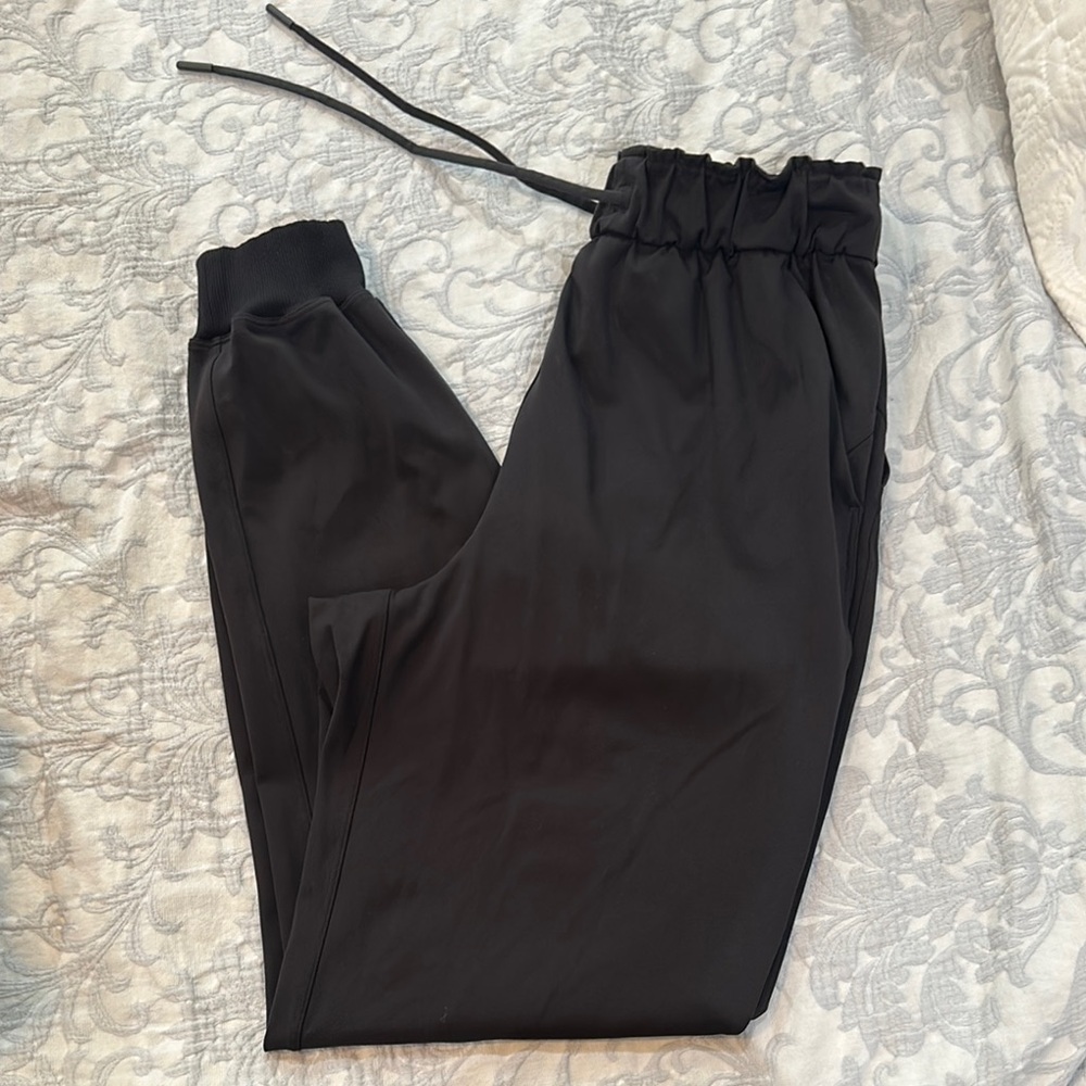 Lululemon joggers. EUC. Size 6